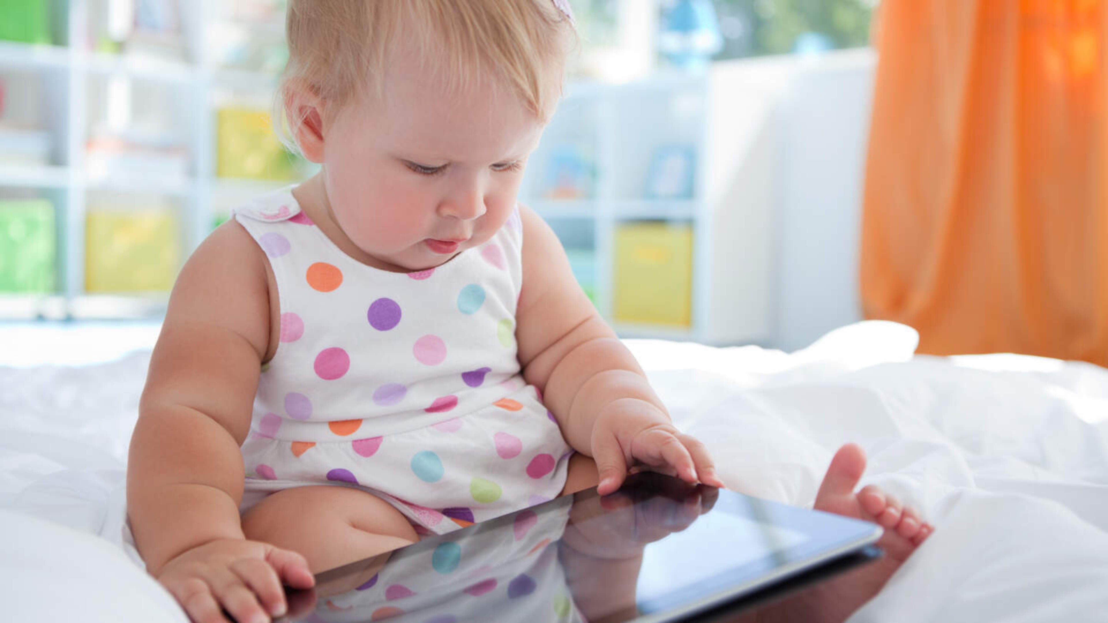 Schermtijd baby’s gevaarlijk? Onderzoekers waarschuwen